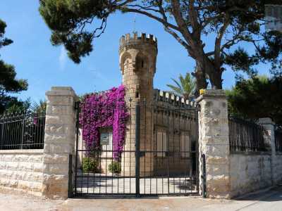Fin quando non incrociamo strada dello Speziale. 
Imbocchiamo la viuzza e sulla sinistra � difficile non notare una grande villa privata in pietra, dalla forma molto particolare. Ricorda infatti un piccolo castello con tanto di torre merlettata...